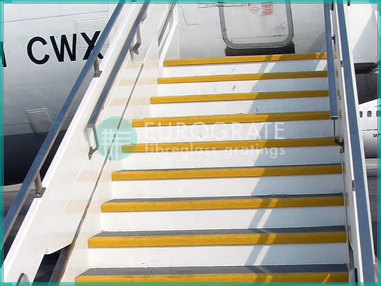решетчатые ступени лестниц и крышки ступеней лестниц для посадочных трапов для самолетов