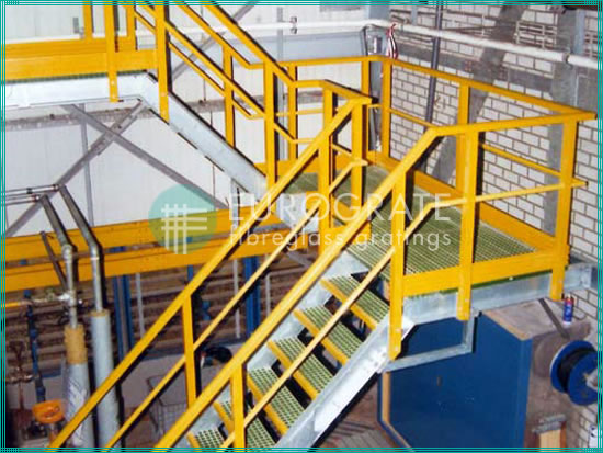 защитные поручни, ступени лестниц и лестницы для сектора электротехники
