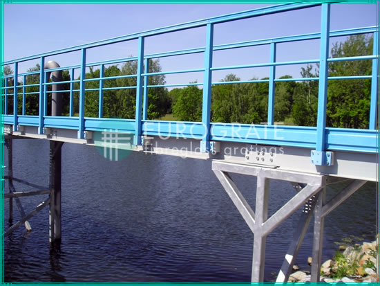 мостик с поручнями над бассейном на станции водоочистки